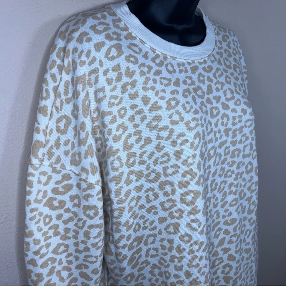 MEDIUM TIME AND TRU WHITE BEIGE LEOPARD ANIMAL PRINT SWEATSHIRT LONG SLEEVE